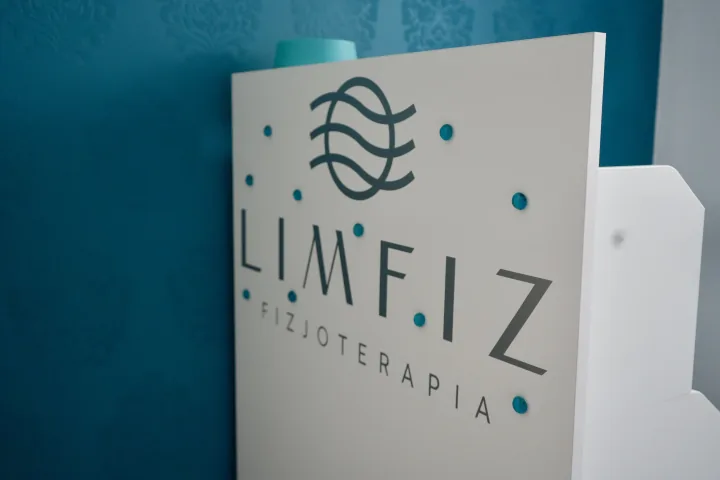 Szyld z logo LIMFIZ w gabinecie w Łodzi