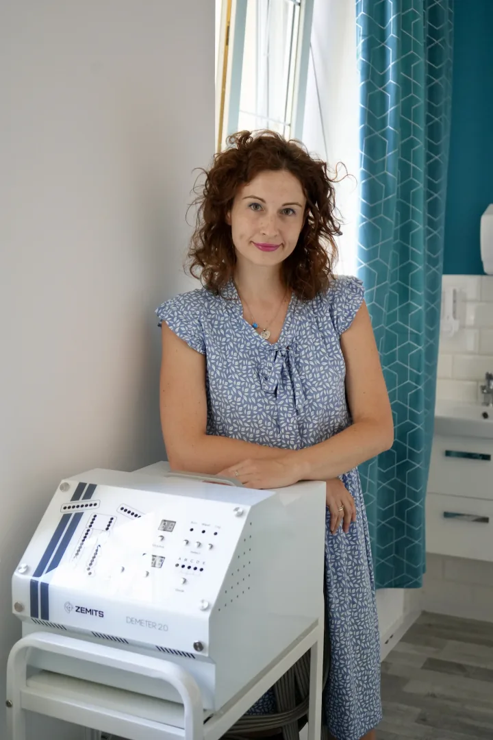 Magdalena Diłaj-Lesiak przy aparacie do terapii w gabinecie LIMFIZ
